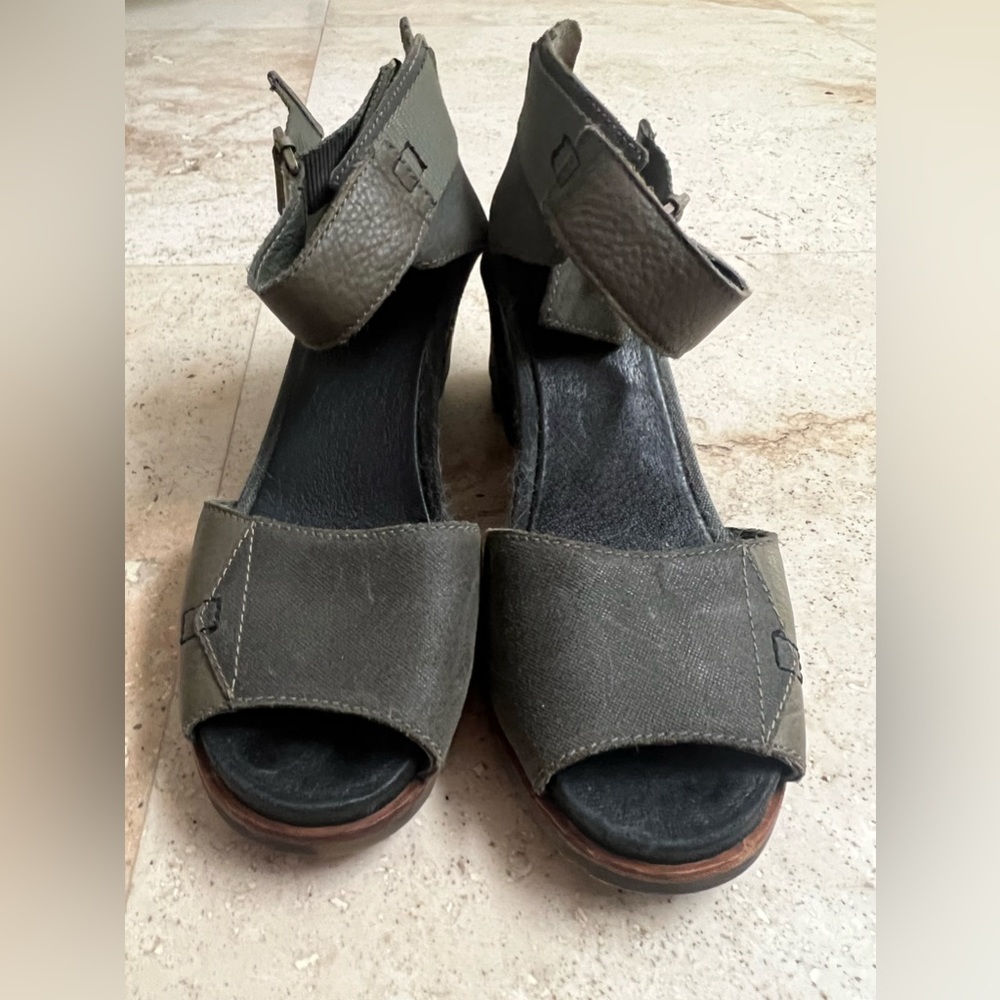 Military green SOREL wedge